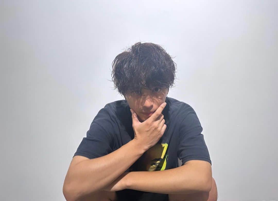 品川翔のインスタグラム：「暑すぎて外出るのが苦手です最近  撮影の為髪の毛暗くなりました （幼くなりました）  #黒髪#幼くなった #oceantokyo  #渋谷#渋谷美容室  #俳優 #フォローミー #フォロー #コメント返し#コメント #フォロー歓迎 #フォロー大歓迎 #workout#cinema#cinematic#cinematicvlog#cinematicvlogger#vlog#vlogger#filmmaker#フィルムメーカー」