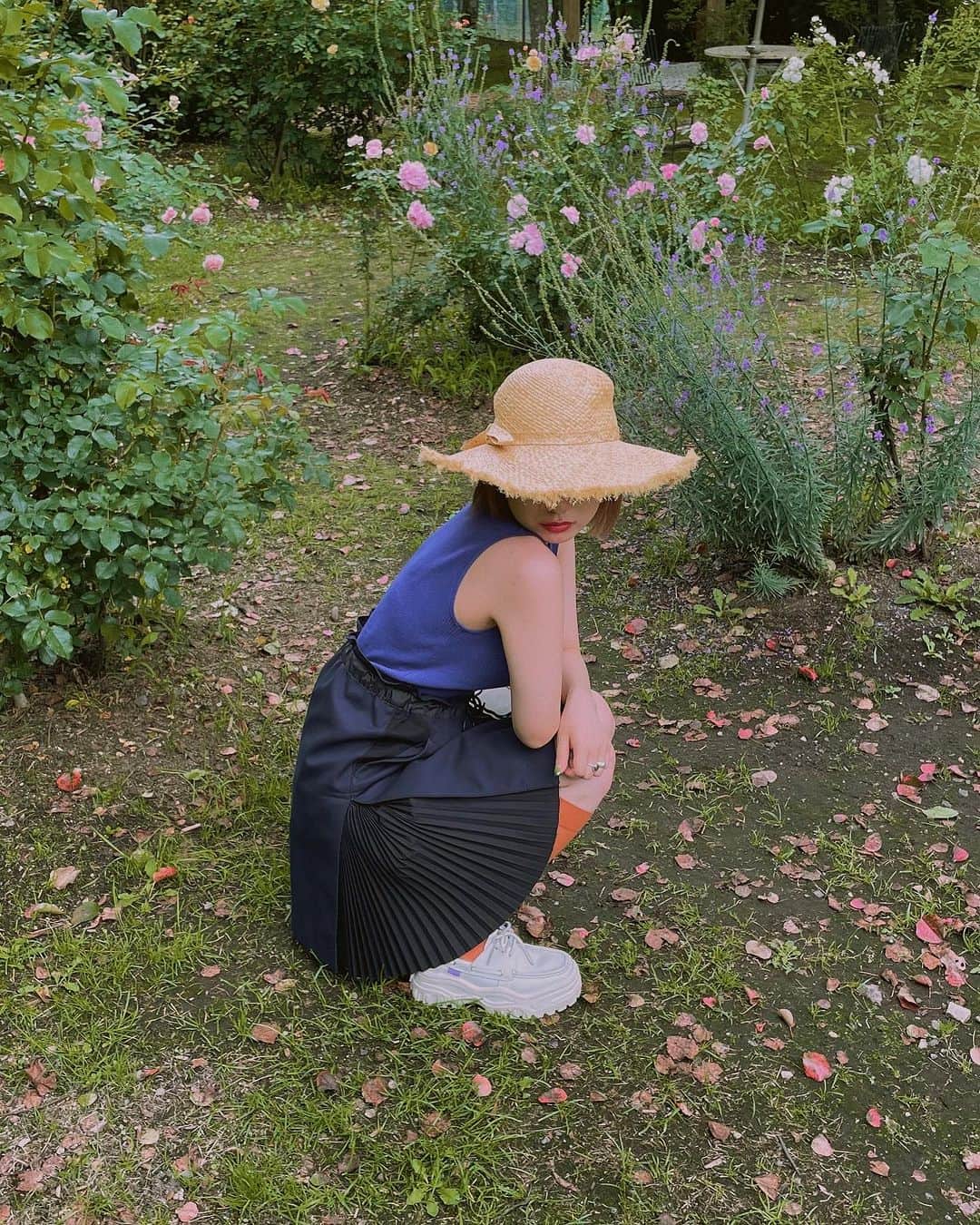 相羽瑠奈のインスタグラム：「👒 🌚🪻🍊☁️ 避 暑」