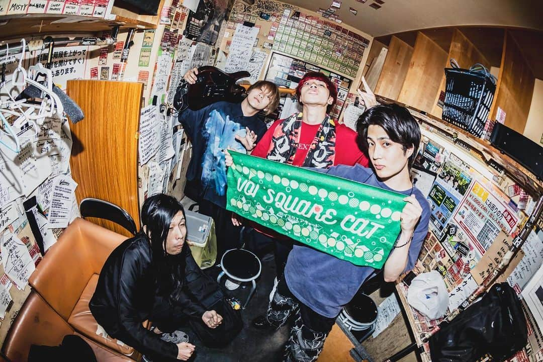 VOI SQUARE CATのインスタグラム：「2023.7.15 愛知 名古屋R.A.D VOI SQUARE CAT presents.「ぼい勢拡散集会」  #セトリ 1.DIVE 2.有名人になりたくて 3.Everyday 4.冷炎 5.L・A・B・Z 6.アネモネ 7.Shooting star 8.軌跡 9.タイムカプセル 10.シリウス 11.幸せの瞬間 12.絶対宣言 13.偽善者 14.ネコカブリダンス 15.雷鳴 16.ヒカリ 17.フルボリューム en.1 again en.2 Jump!Jump! en.3 bravery Double en.Re Start  Bass Support : @watabass_84  Photo by @wesnpe   #voisquarecat #ぼいすく#バンド #音楽 #ロック #ロックバンド #ライブバンド #ライブ #音楽 #music #rock #名古屋 #名古屋rad #ライブハウス #ライブ写真 #邦ロック #ぼい勢」