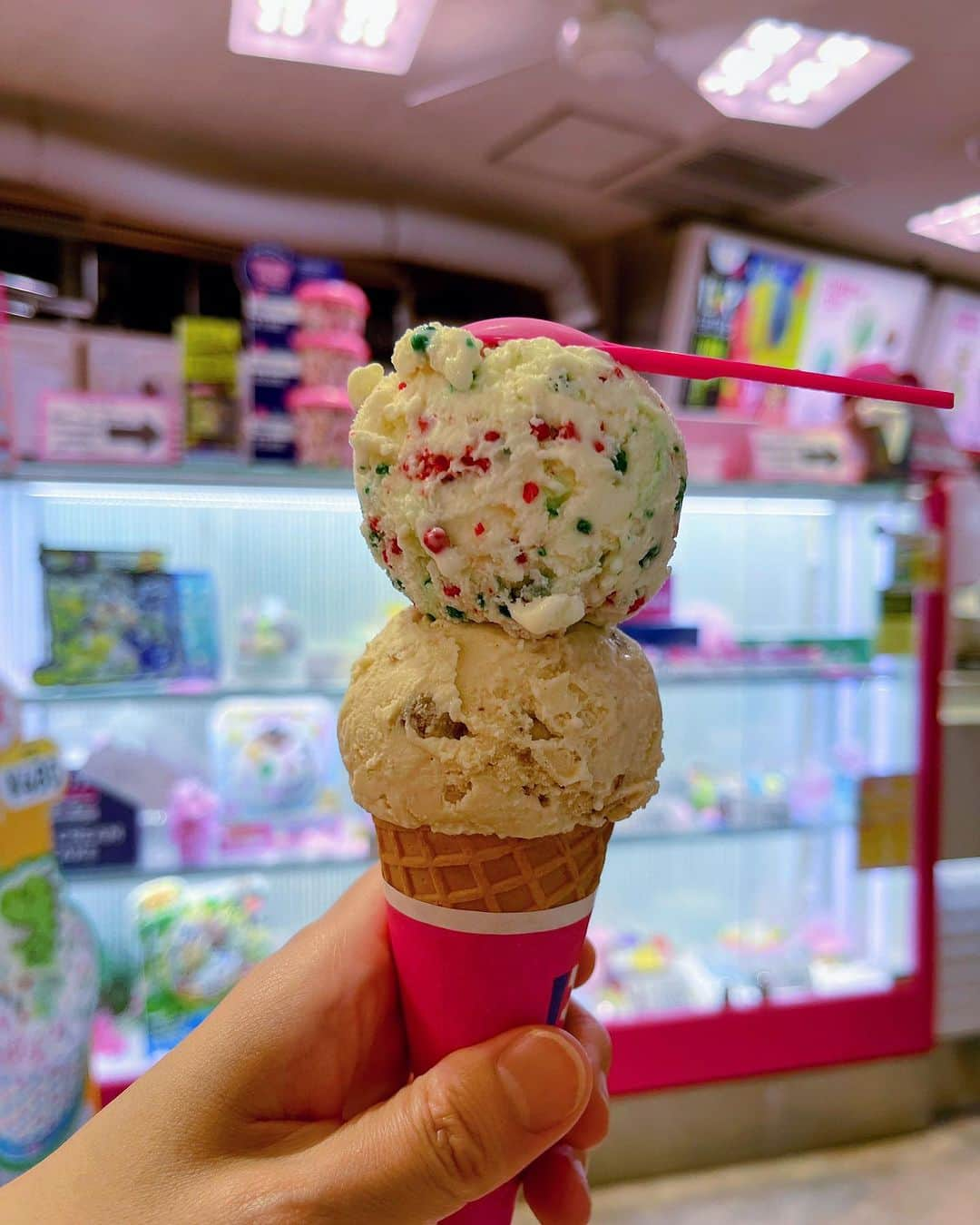 アンジェラ佐藤さんのインスタグラム写真 - (アンジェラ佐藤Instagram)「蒸し暑いとバケツでアイスが食べたくなるよね。   #さーてぃーわんあいすくりーむ   #撮影後の〆スイーツ  #サーティワンの中では  #ポッピングシャワー と  #ラムレーズン しか勝たん  #ヒンナヒンナ」7月16日 21時42分 - angela_satou