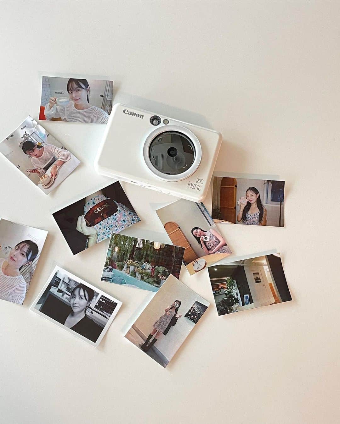 のインスタグラム：「다음주 지우네의 넘 기대되는 상품📷 #캐논인스픽s2 #즉석프린트카메라   요거 하나 있으니 아주 최고..🎵 소중한 순간을 기록하고 남길 수 있는 인스픽s2! 일반적인 폴라로이드 카메라가 아니라 휴대폰으로 찍은 사진도 인화 가능한 카메라 겸 프린트👏🏻  •프리즘 화이트/인디 핑크 예쁜 컬러감 •800만 화소 •1매당 50초정도의 인쇄속도 •완충시 25매까지 최대 출력가능 •micro sd 메모리카드 사용가능 •간편한 작동법과 심플한 디자인 휴대하기 편헌 180g무게감과 슬림한 쉐입 •전용앱으로 사진을 꾸미고 수정 후 출력가능  제가 이것저것 써보고 작동해보니 바로 찍어서 출력하는것도 좋즤만, 역시.. 내가 맘에 들었던 휴대폰 사진&보정(ㅋㅋ) 후 출력하니 만족도가 더욱 높더라구요.? 전용 용지는 스티커 타입이라 붙일수도 있다는🤍  지우네에서 캐논인스픽S2 카메라 + 용지 60매(기본10매 +50매 추가구성)를 최저가로 구매하세요! 어디에도 없는 가격! ✨ 앱쿠폰/롯데카드5%할인/적립금10%까지 더해지면 13만원대로 구매하시는게 되는거라눈~~~👌🏻」