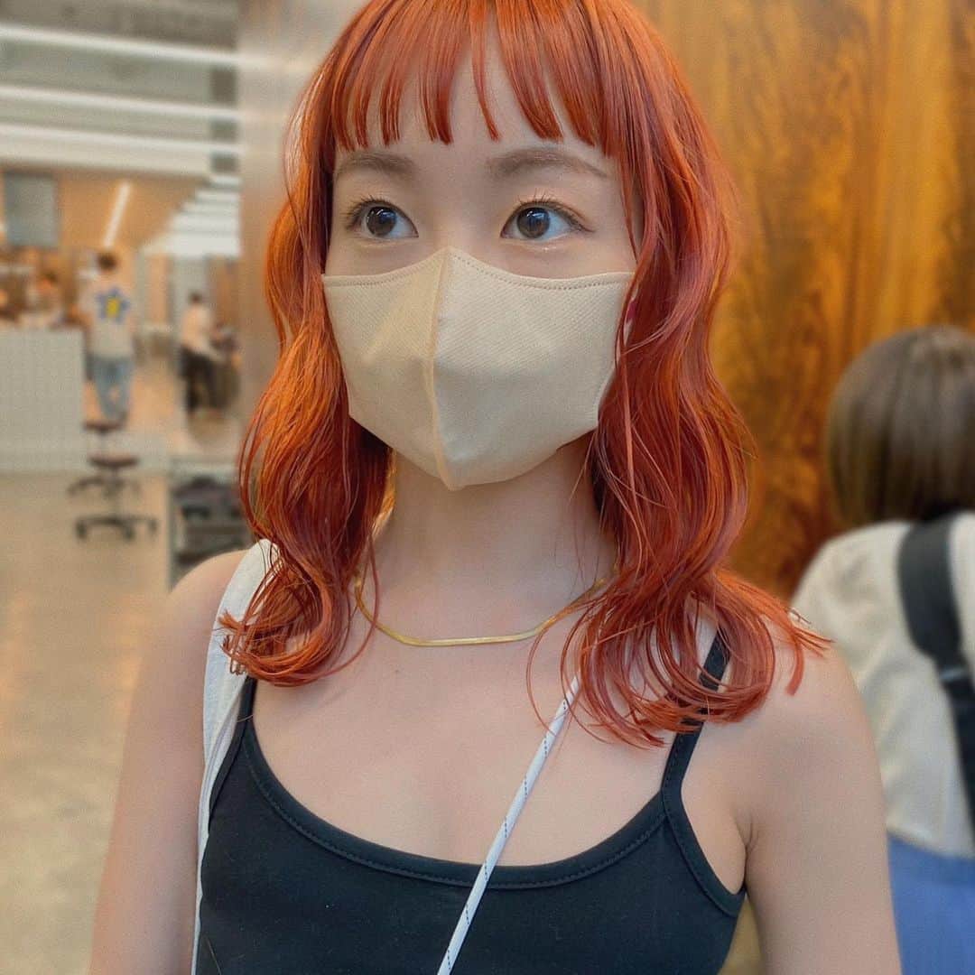 Momoのインスタグラム：「. 最近はビビットなオレンジが人気🍊🧡 . .  . ✔️画像を保存してカウンセリングの 時にみせてください♡♡ .  イメージを変えたいけど短くするのも ブリーチをするのも勇気がいる🥺 . そんな方にも幅広くその方にあった提案 をさせて頂き一緒におしゃれを楽しみましょう♡ . ブリーチカラーは【ケアブリーチ】を 推奨しております♡ . ケアブリーチは従来よりも髪の毛への ダメージが94%cutされます！ . ブリーチなしのダブルカラーも 提案させて頂きますのでぜひご相談ください♡ . 12／3から 新店舗　GARD/ëN (ガーデン／エン) がopen♡♡ . 場所は表参道♡♡ 新しいこだわりのつまったお店で ぜひお会いできるのを楽しみに お待ちしております♡♡ . . ご予約はTOPからご予約サイト に飛べます✈︎♡(料金もそちらを参考に) . ご新規様も喜んでお待ちしております♡ . お電話.DMからも受け付けております♡ (DMは返信が遅くなる可能性が ございますのでそちらご了承下さい🙇‍♀️)  . .  〒150-0001 東京都渋谷区神宮前5-39-2 2F . TEL☎︎ 03-6712-5995 . 表参道駅から徒歩5分🚶🏼‍♀️(A1出口) ( 銀座線/千代田線/半蔵門線 ) . . 月 定休日 火・水　11:00〜20:00 木・金　12:00〜20:30 土　10:00〜19:00 日　10:00〜19:00 祝　10:00〜19:00 . . ぜひ、ご予約お待ちしてます♡♡ . codeアカウントはこちら   @__cd.momo____________ ♡ . ぜひフォローしてください♡ .」