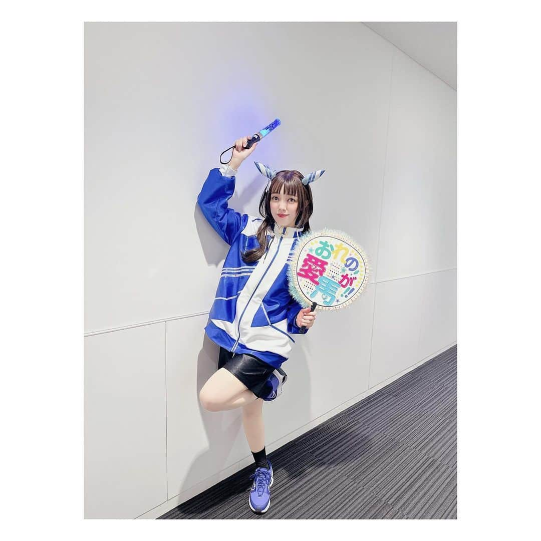 佐藤聡美さんのインスタグラム写真 - (佐藤聡美Instagram)「* * * * 「ウマ娘プリティーダービー5th EVENT  ARENA TOUR GO BEYOND-WISH-」 DAY1にシークレットゲストとして 三女神が出演させていただきましたよ❤️💙💛  私にとって初めての「ウマ娘」のイベントは 声出しが久々に解禁されるという 嬉しいタイミングでの出演でした。  * *  少しでもイベントを盛り上げられたら…！と 当日はグッズTシャツを着て気合を入れて ネイルは、ゴドルフィンバルブをイメージして お馴染みの天才ネイリストさんにお願いしました。 とても可愛くてお爪見ていつもハッピーです♡  衣装も耳も、制作チームの皆様が完全再現してくださったので わたしもハーフウィッグを付けて、ゴドルフィンバルブ感を 出せたらと…！がんばって！みまし！た！！！ 久々のハーフパンツの丈感に震えましたが。笑  キャラクターそのままな進藤さん斎賀さんに 挟まれたお陰で、それっぽく見えている気がします…！ おふたりに感謝✨  進藤さんとは楽屋が一緒で、たくさんたくさん お喋りできて幸せでした…♡ たまに津田ちゃんも来てくれてさらに幸せ♡♡  大好きなあけちゃんとも会えて すごく嬉しかったー！！ 素晴らしい実況でしたよね☺️感動✨  解説席にはペンライトとうちわがあったので ふりふりさせていただきました！たのしかったー！ スタッフさんがうちわをキラキラさせてくれて とても可愛かったので見てください…！  あと、移動やメイクやお着替えの際に スタッフさんがその場所まで連れて行ってくれるのですが その時に「女神入られまーす！」「女神こちらでーす！」と 言ってくださるのが面白かったです。  調子にのって 「女神ですー☺️」「女神入りますー☺️」と 言ってた人がいるみたいなんですけどー いったいだれなんでしょうねー？？？？ふふふー。  * * *  そんなこんなで、初参加のイベントを 満喫させていただきました。  トレーナーさんたちの熱気と大きな歓声 キラキラ輝く可愛いウマ娘ちゃんたち どこを切り取っても素敵で幸せな空間。  そんな場所に呼んでいただけたことを とても嬉しく思っています。  またお会いできる日を楽しみにしていますね。  トレーナーさん！  * * *  あ！ ウマ娘ちゃんたちと撮った写真は また後ほど載せますー🐎🐎🐎！  * * * * #ウマ娘  #ウマ娘プリティーダービー  #アリーナツアー  #GO BEYOND WISH #DAY1 #シークレット  #三女神  #ダーレーアラビアン  #進藤尚美 さん #バイアリーターク  #斎賀みつき さん #実況 #明坂聡美 ちゃん #ゴドルフィンバルブ  #佐藤聡美 #ありがとうございました」7月16日 21時48分 - sugar_me58