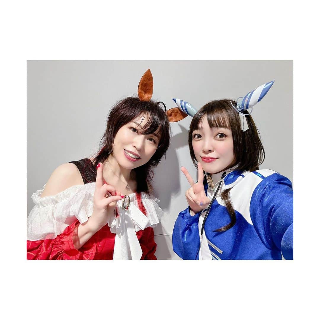 佐藤聡美さんのインスタグラム写真 - (佐藤聡美Instagram)「* * * * 「ウマ娘プリティーダービー5th EVENT  ARENA TOUR GO BEYOND-WISH-」 DAY1にシークレットゲストとして 三女神が出演させていただきましたよ❤️💙💛  私にとって初めての「ウマ娘」のイベントは 声出しが久々に解禁されるという 嬉しいタイミングでの出演でした。  * *  少しでもイベントを盛り上げられたら…！と 当日はグッズTシャツを着て気合を入れて ネイルは、ゴドルフィンバルブをイメージして お馴染みの天才ネイリストさんにお願いしました。 とても可愛くてお爪見ていつもハッピーです♡  衣装も耳も、制作チームの皆様が完全再現してくださったので わたしもハーフウィッグを付けて、ゴドルフィンバルブ感を 出せたらと…！がんばって！みまし！た！！！ 久々のハーフパンツの丈感に震えましたが。笑  キャラクターそのままな進藤さん斎賀さんに 挟まれたお陰で、それっぽく見えている気がします…！ おふたりに感謝✨  進藤さんとは楽屋が一緒で、たくさんたくさん お喋りできて幸せでした…♡ たまに津田ちゃんも来てくれてさらに幸せ♡♡  大好きなあけちゃんとも会えて すごく嬉しかったー！！ 素晴らしい実況でしたよね☺️感動✨  解説席にはペンライトとうちわがあったので ふりふりさせていただきました！たのしかったー！ スタッフさんがうちわをキラキラさせてくれて とても可愛かったので見てください…！  あと、移動やメイクやお着替えの際に スタッフさんがその場所まで連れて行ってくれるのですが その時に「女神入られまーす！」「女神こちらでーす！」と 言ってくださるのが面白かったです。  調子にのって 「女神ですー☺️」「女神入りますー☺️」と 言ってた人がいるみたいなんですけどー いったいだれなんでしょうねー？？？？ふふふー。  * * *  そんなこんなで、初参加のイベントを 満喫させていただきました。  トレーナーさんたちの熱気と大きな歓声 キラキラ輝く可愛いウマ娘ちゃんたち どこを切り取っても素敵で幸せな空間。  そんな場所に呼んでいただけたことを とても嬉しく思っています。  またお会いできる日を楽しみにしていますね。  トレーナーさん！  * * *  あ！ ウマ娘ちゃんたちと撮った写真は また後ほど載せますー🐎🐎🐎！  * * * * #ウマ娘  #ウマ娘プリティーダービー  #アリーナツアー  #GO BEYOND WISH #DAY1 #シークレット  #三女神  #ダーレーアラビアン  #進藤尚美 さん #バイアリーターク  #斎賀みつき さん #実況 #明坂聡美 ちゃん #ゴドルフィンバルブ  #佐藤聡美 #ありがとうございました」7月16日 21時48分 - sugar_me58