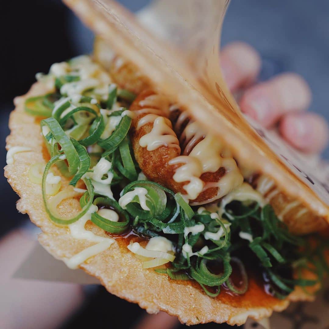 JUNNAのインスタグラム：「🥢🍻🍚🧆🍢  初めての #たこせん 🌝💛  #大阪 #ETREバックドレープIラインワンピース」