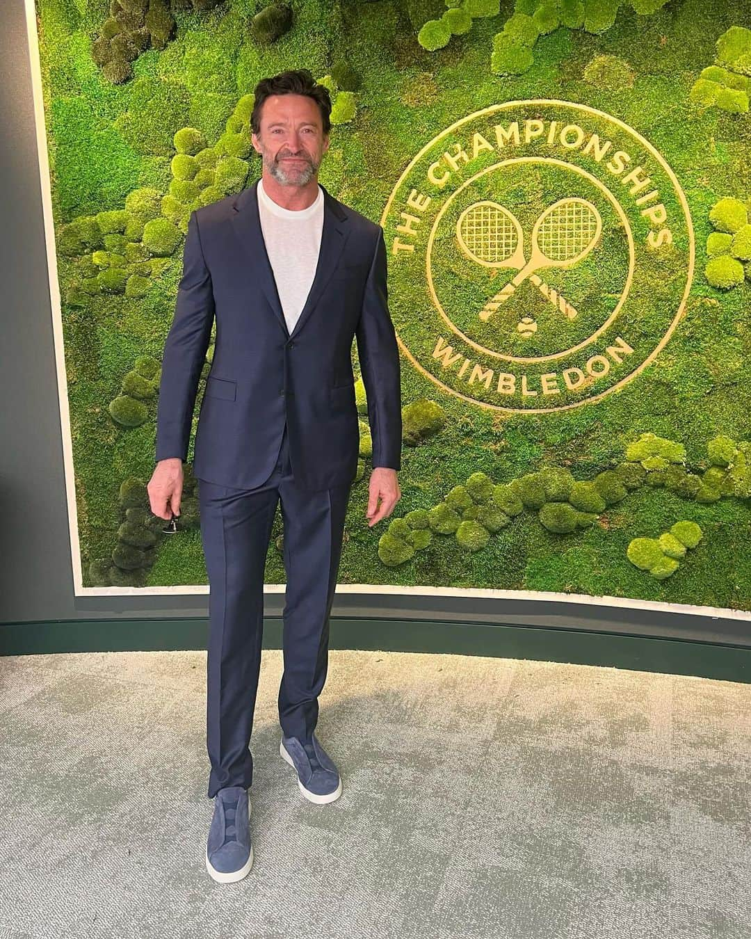 ヒュー・ジャックマンのインスタグラム：「Beyond excited to be at @wimbledon to support @djokernole!!! Let’s goooooo! 🐺」