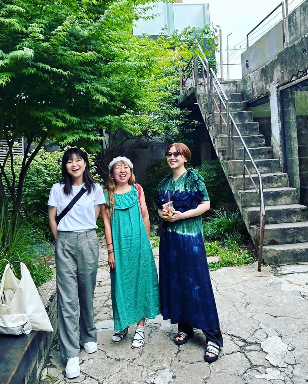 土岐麻子さんのインスタグラム写真 - (土岐麻子Instagram)「7月、梅雨のソウル・汝矣島へ。  弓木ちゃん @erino_yumiki と放送作家の桃ちゃん @mo__mo__ko と。  4泊5日のうち2日は、土砂降りのために汝矣島に閉じ込められていた我々。 土砂降りのためにスニーカーがばっくり割れた桃ちゃん。 でも雨のオフィス街の景色は素敵だったし、新しく買ったサンダルも可愛かった。（レトロな汝矣島百貨店で一緒に買った安い靴下も超可愛い）  私たちはそれぞれ別の部屋に泊まって、行動も3人になったり1人になったりといろんなパターンでソウルを楽しんだ。  優しい人たちに会って、一緒に美味しいものを食べて、エネルギーをたくさんもらった。帰国した今、とても気持ちが軽い。  旅のようすは、これからフィードに少しずつアップしていきます！」7月16日 21時50分 - tokiasako