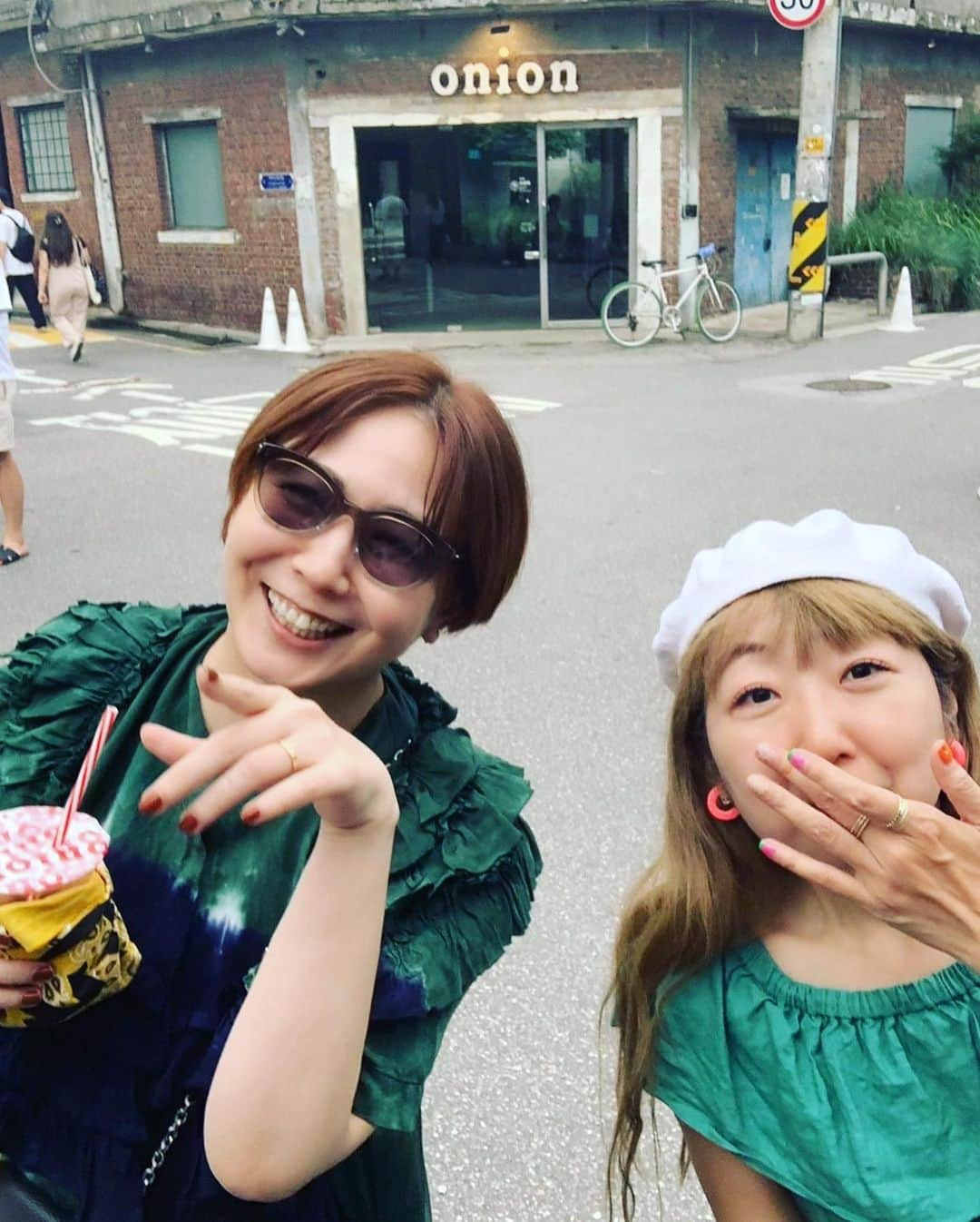 土岐麻子さんのインスタグラム写真 - (土岐麻子Instagram)「7月、梅雨のソウル・汝矣島へ。  弓木ちゃん @erino_yumiki と放送作家の桃ちゃん @mo__mo__ko と。  4泊5日のうち2日は、土砂降りのために汝矣島に閉じ込められていた我々。 土砂降りのためにスニーカーがばっくり割れた桃ちゃん。 でも雨のオフィス街の景色は素敵だったし、新しく買ったサンダルも可愛かった。（レトロな汝矣島百貨店で一緒に買った安い靴下も超可愛い）  私たちはそれぞれ別の部屋に泊まって、行動も3人になったり1人になったりといろんなパターンでソウルを楽しんだ。  優しい人たちに会って、一緒に美味しいものを食べて、エネルギーをたくさんもらった。帰国した今、とても気持ちが軽い。  旅のようすは、これからフィードに少しずつアップしていきます！」7月16日 21時50分 - tokiasako