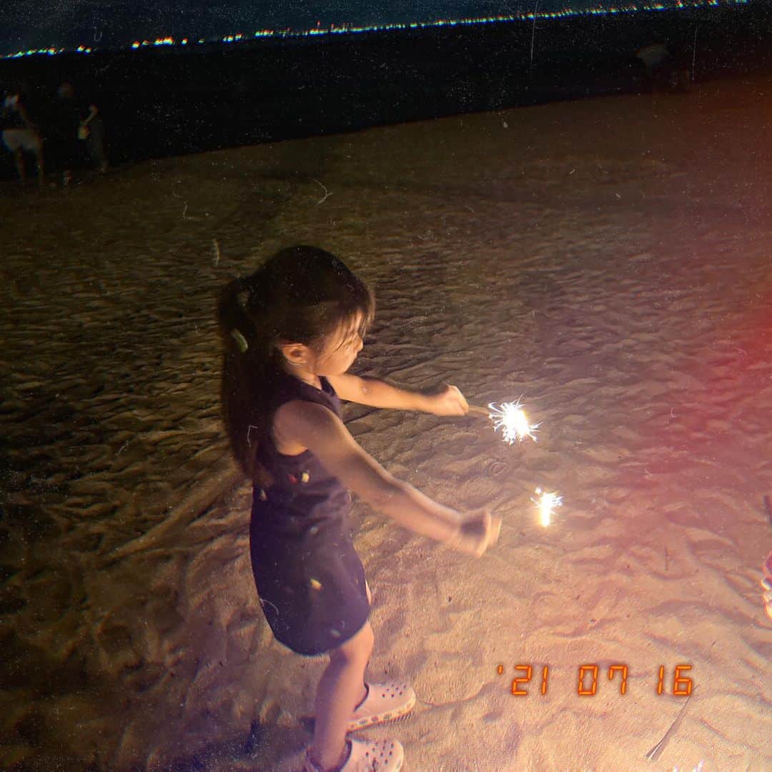 木下有希子さんのインスタグラム写真 - (木下有希子Instagram)「. 夏の思い出🎆💗👨‍👩‍👧‍👧 #エモい #familytime #今気づいた #日付間違ってる笑 #２０２３年夏の思い出」7月16日 21時50分 - ykk_1220