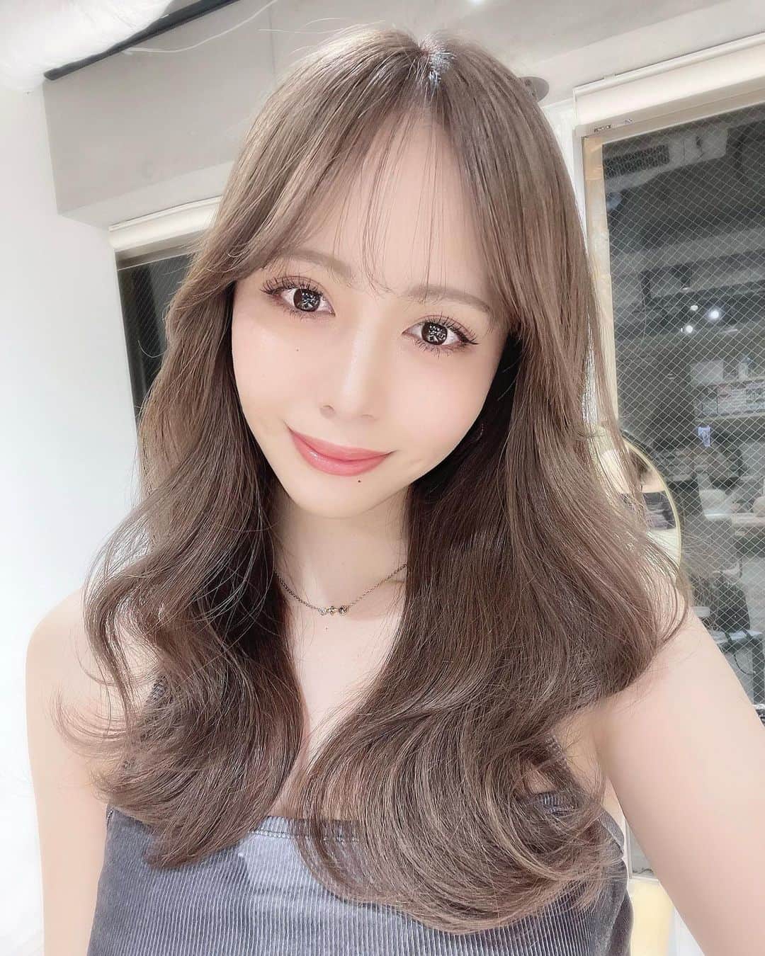 のインスタグラム：「. ⁡ 夏はどうしてもハイトーンにしたくなってしまうということで今年も。一旦ここまで明るくしてもらいました、いつもワガママ聞いてくれてありがとうございます🧠🎀💧 @hrhk__hrhk」