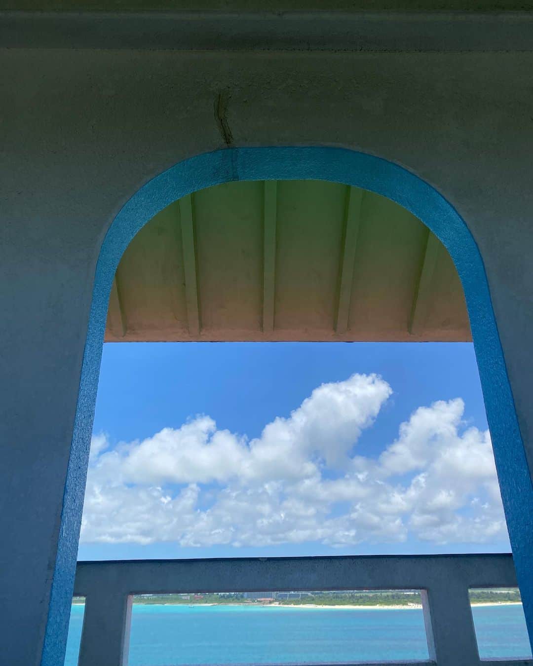 柴田紗希さんのインスタグラム写真 - (柴田紗希Instagram)「海も空もお花も✨ まぶしいくてずっと目があいてないさ〜✨ 海が絵みたいに見えるところは 📍竜宮展望台」7月16日 21時51分 - shibasaaki