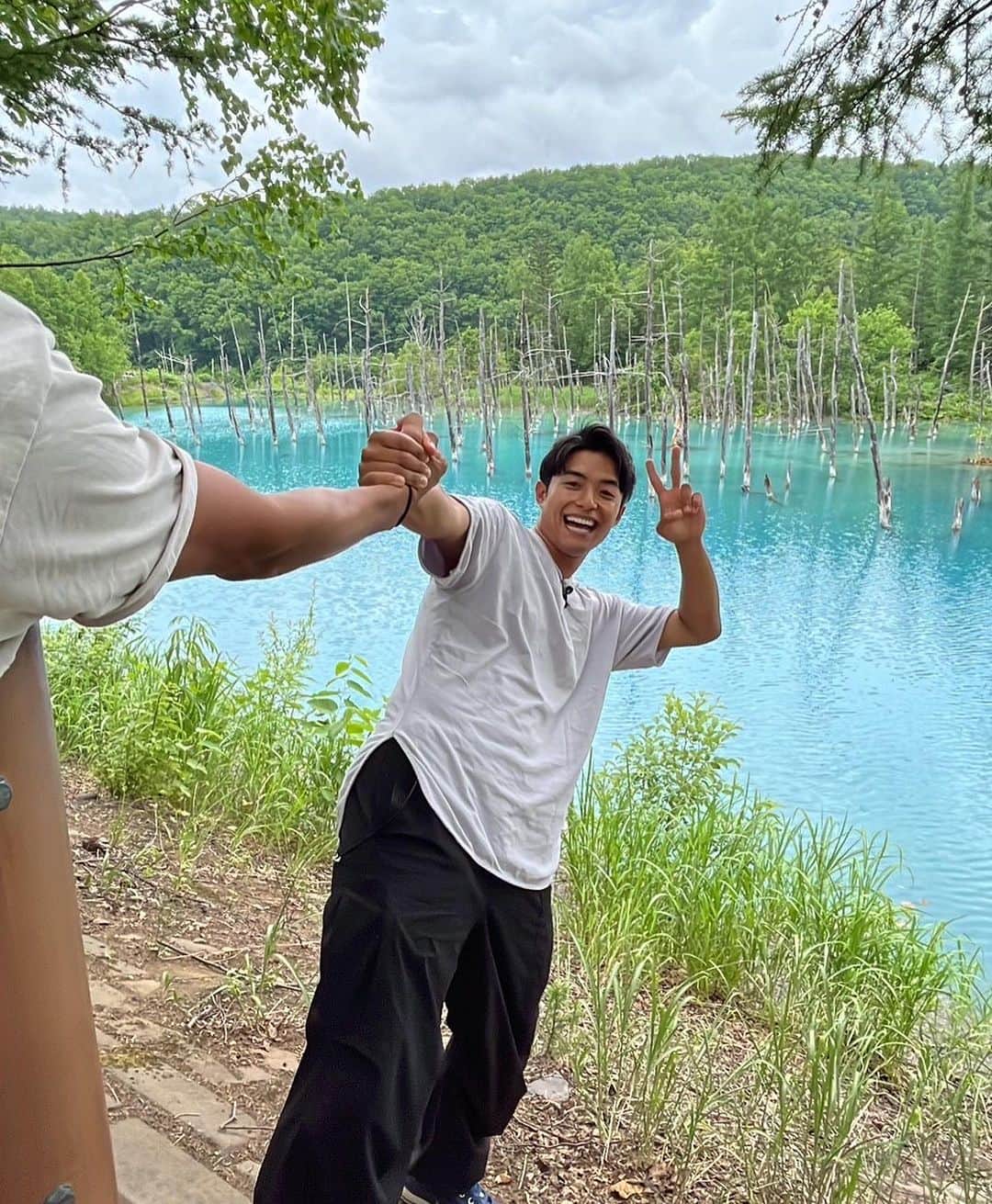 池田航さんのインスタグラム写真 - (池田航Instagram)「BLUE Lake🫧💧 北海道の白金にある【青い池】 知ってる！？行った人🙋‍♂️？  美瑛川の澄んだ水に、白ひげの滝などから流れ出るアルミニウムを多く含んだ地下水が混ざることで、青色になるんだって！！😳不思議！   #北海道  #青い池   朝お仕事で見られない方に、旅するエプロンTikTokが開設されました！ 【旅するエプロン】でTikTok検索すれば見られます✨️ ぜひフォローよろしくお願いいたします😍  #ZIP #旅するエプロン #スピッツ #Spitz #ZIPファミリー  #水卜麻美 さん  #池田航  @kohcooking」7月16日 21時51分 - kohcooking