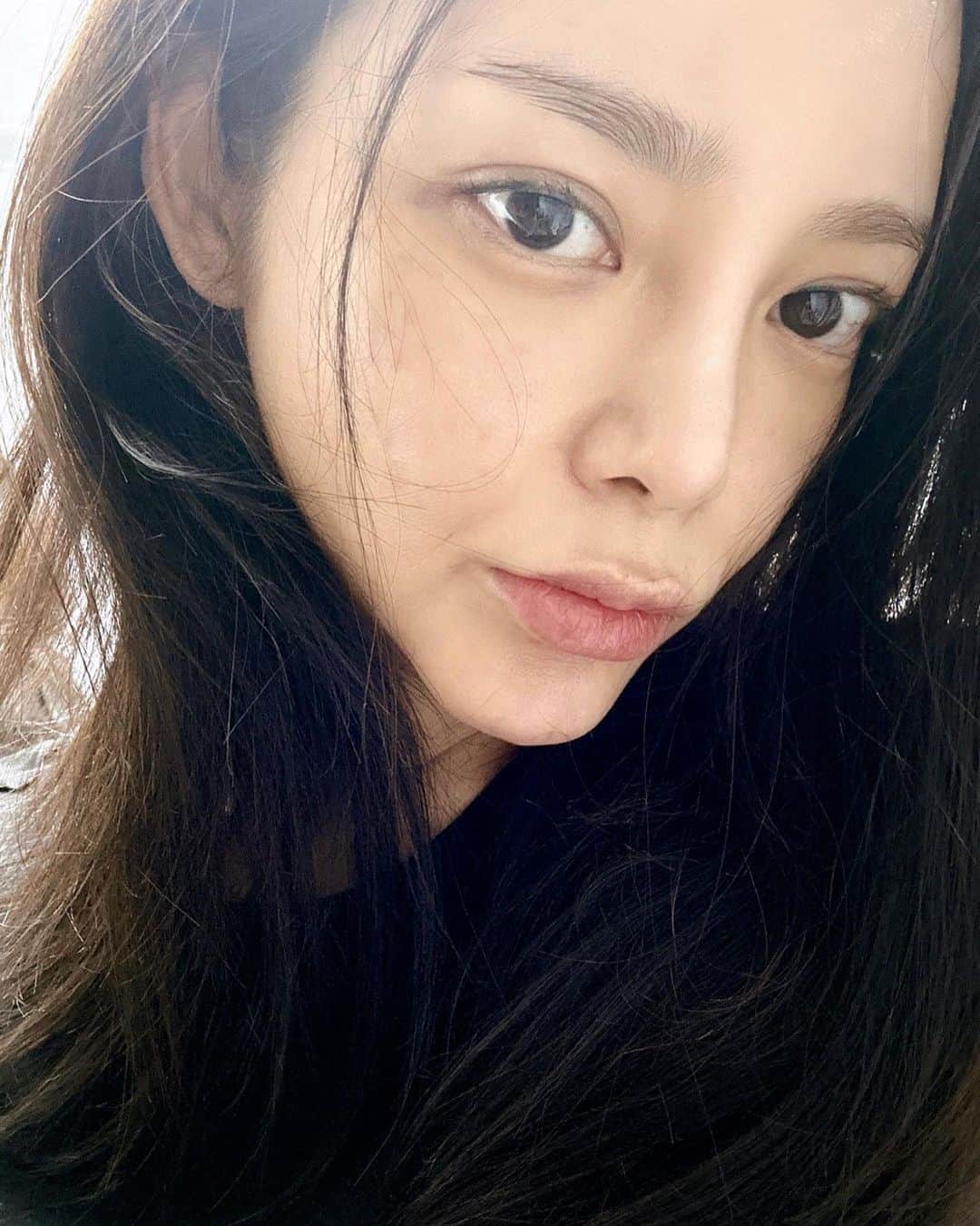 パク・シヨンのインスタグラム：「오랜만에 흑발염색 너무 좋다아🤍」