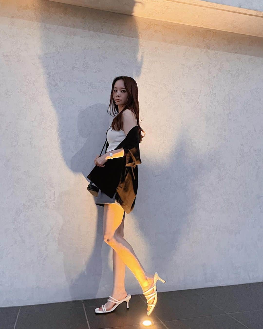 野田華子さんのインスタグラム写真 - (野田華子Instagram)「娘が好きと言ってくれたコーディネート🖤🩶🤍  暑すぎて生足が恥ずかしいなんて概念吹っ飛ぶよね。出していくよね。  #プチプラ #プチプラコーデ #メンズライク  #メンズライクコーデ #ママコーデ #ootd  #fashion」7月16日 21時51分 - noda.hanako