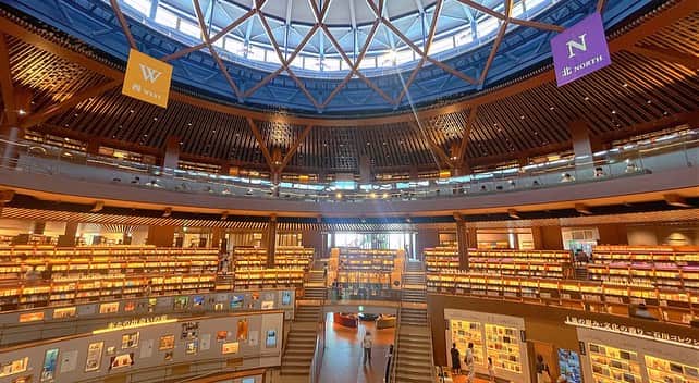新津由衣さんのインスタグラム写真 - (新津由衣Instagram)「ずーっと行きたかった石川県立図書館へ📚✨ 素晴らしいコンセプトと建築でした  入った瞬間から夢のよう。。  目キラキラ口ぽかーんで何時間もこの空間を楽しみました  本はわたしの人生に欠かせない大切なものです💎 本の間をぐるぐる歩きながら、人生の道のりを眺めているようで。まだまだ知りたい世界が沢山あります✨  音楽をする、ということは生きるということで 生きる、ということは学ぶということ  特に好きなコーナーは 絵本、物語、哲学、エッセイ、芸術、心理学、宇宙、自然、元素  #金沢旅 #石川県立図書館 #ほぼ宇宙船 #新津由衣 #本好きさんと繋がりたい」7月16日 21時52分 - neatsyui