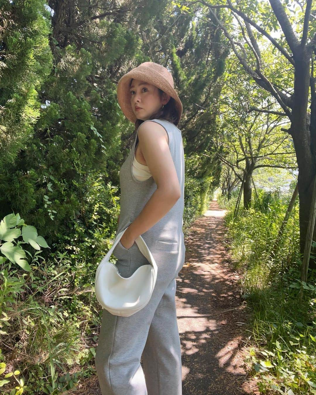 菅谷梨沙子さんのインスタグラム写真 - (菅谷梨沙子Instagram)「今日もほんと暑かった😵‍💫 みなさん体調崩してないですか？？  暑くて毎日ワンピース系が多いけど、ゆったり着れて着心地良いオールインワンもヘビロテ中✌🏻 @null._official_ 中はTシャツとかタンクトップ系合わせて◎  この日は白にしたけど、カラーもの柄もの合わせて着てもかわいいかな🌴  #null. #ヌル #オールインワン #夏コーデ #夏ファッション #ad」7月16日 21時52分 - risako_sugaya