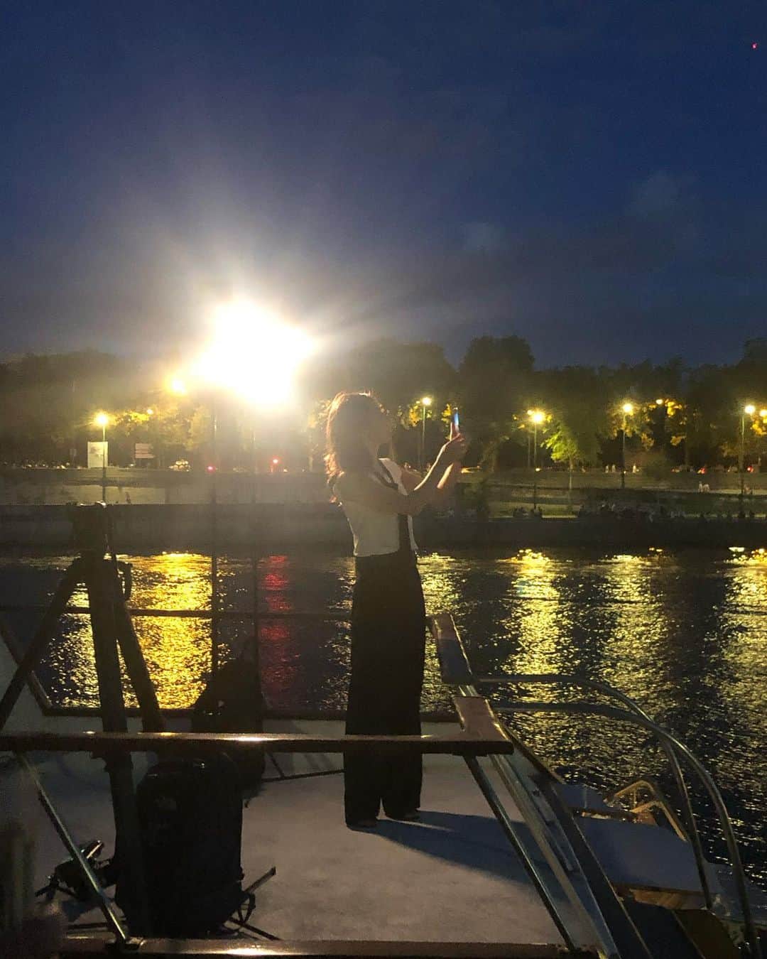 雨宮塔子さんのインスタグラム写真 - (雨宮塔子Instagram)「先日ストーリーズにあげさせていただきましたが、7月14日のフランスの革命記念日に、某番組のロケがありました☺️  フランスの花火は日本の花火の風情とは違いますが(あぁ、日本の花火、大好き〜😭)、セーヌ川に浮かんだ船から眺めたそれは、穏やかで心休まるものでした🥰 エッフェル塔を駆使しているのにもびっくり🫢 塗装は大丈夫なのかなぁ💦  番組についてはまたお伝えさせていただきますね〜😊  #feudartifice2023  #フランス革命記念日の花火  #船はめっちゃ揺れて #昔のガラパゴス諸島でのロケを #思い出しました〜 #船酔いはしない方」7月16日 21時52分 - amemiya.toko