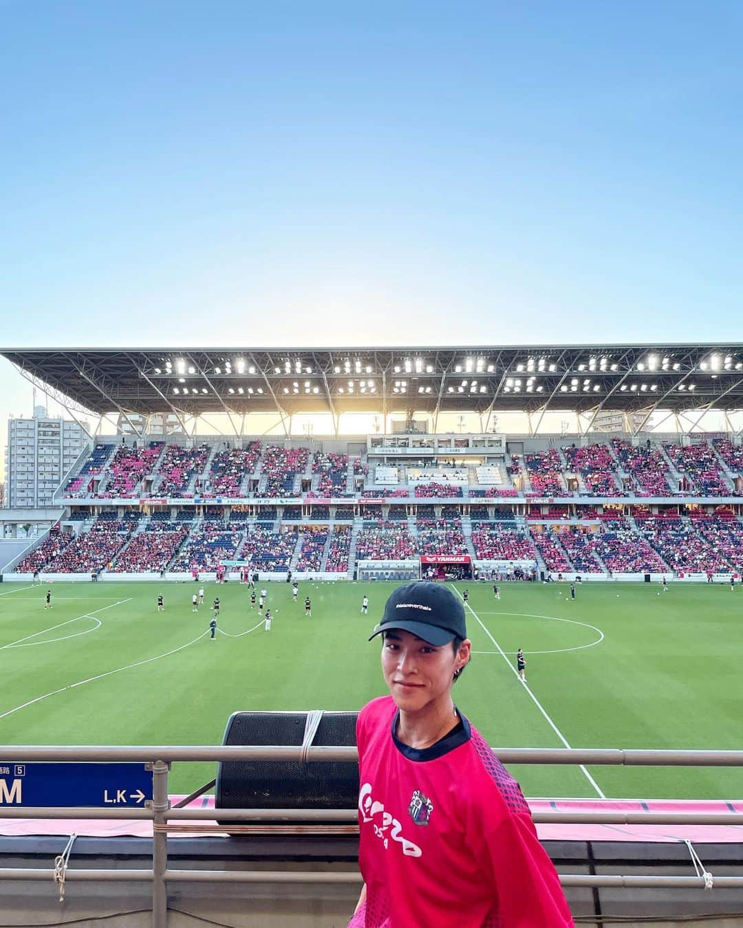山口託矢のインスタグラム：「. スポーツ観戦はやっぱり最高です👏 . セレッソ大阪vs浦和レッズ . シンプルにピンクのユニフォーム可愛すぎて買っちゃった！ . Jリーグ詳しくなくて どっちの応援とか関係なく観てたけど ピッチとの距離近くて有名な選手間近で見れてずっとテンション上がってた😂 . 絶対また行こーっと。 . . #大阪 #jリーグ #セレッソ大阪 #浦和レッズ」