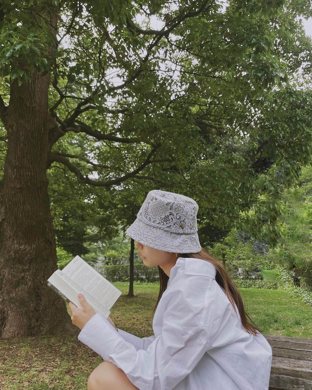 加治ひとみさんのインスタグラム写真 - (加治ひとみInstagram)「今月の一冊📚✨✨💫  みんなは より良い未来を手に入れるために『何』が必要だと思う？  - それは「今」だと私は思う✨ 「今」がなければ 決して未来はないのだから  1日、1ヶ月が人生ではないよね 今この一瞬も立派な人生♡  - やりたいことはあるけど何をすればいいか 何から始めたらいいのかわからない  または自分のビジョンが明確に見えない人。  そんな方に是非読んでみてほしい1冊でした♡ ストーリー仕立てで面白く読めるので 活字が苦手な方も読みやすいと思う👍  - 理想の未来を創るためには 自分の頭を整理して 必要なものを選び、 それを「今」に生かしていくことが大切  気になった方は読んでみてね😉 自分が何をすべきかきっと見えてくるはず✨✨  📖📖✨」7月16日 22時04分 - kaji_26