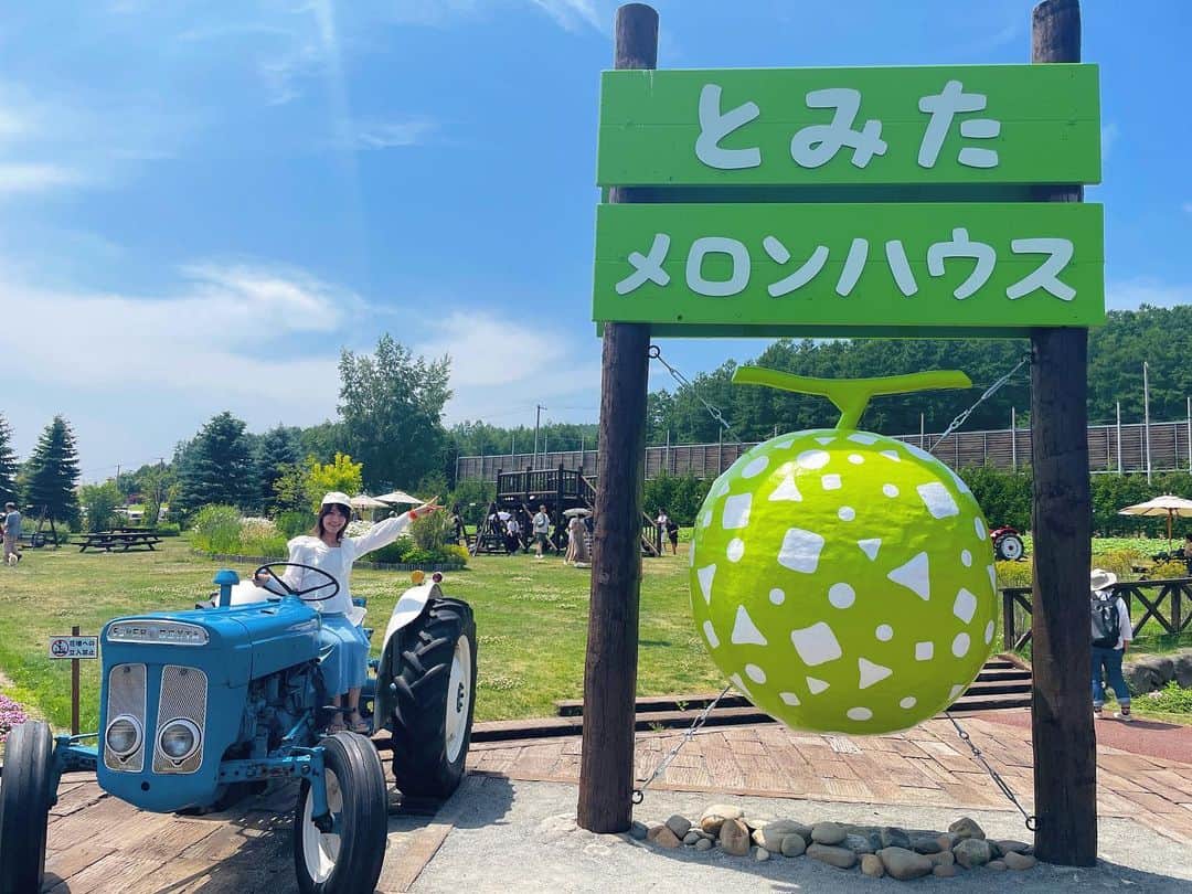のインスタグラム：「両親と一緒に富良野へ行きました〜🎵  北海道に2泊3日の旅行に来てくれたので、丁度この時期はラベンダーが綺麗だから富良野にしました🎵  メロン、メロンパン、ピザ、ラベンダーソフト、色々食べた〜😋 食べるのに夢中で写真撮りわすれ😌  途中で父の趣味で滝里ダムに寄ってダムカードをゲットしました！ ダムを見る趣味ってなんか…おとな〜笑  #ファームとみた  #ラベンダー畑 #とみたメロンハウス」
