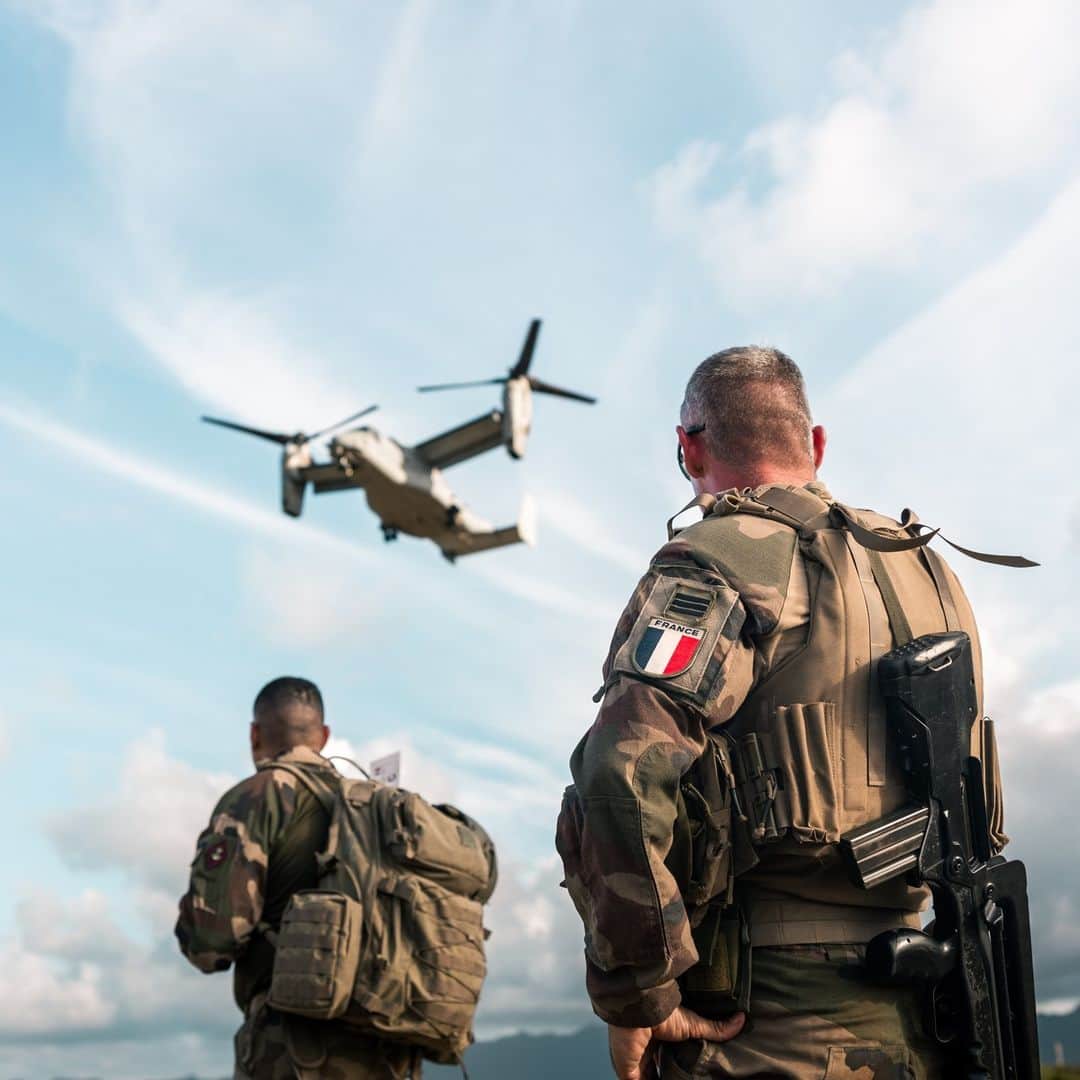アメリカ海兵隊のインスタグラム：「France 🤝  US  📍 Hawaii, (July 10, 2023)  French Marines observe @1stmaw_marines training at @mcb_hawaii.  This training allowed French Marines to train alongside @pacificmarines, showcasing the agility of their French Marine Air-Ground Task Force construct and commitment to the United States Indo-Pacific Command.   📷 (U.S. Marine Corps photo by Cpl Christian Tofteroo)  #AlliesAndPartners #USMC」