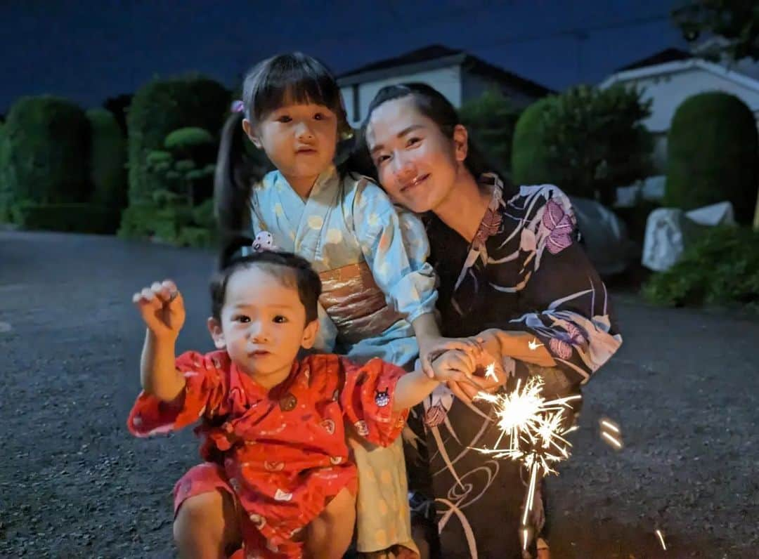 吉村美樹さんのインスタグラム写真 - (吉村美樹Instagram)「今年初のお家で花火🎇娘はビビりながらもなんとか自分で手持ちチャレンジ！息子は怖がらなさすぎてこちらがビビります（笑）夏だね! #おうち花火 #今年初 #花火 #浴衣 #甚平 #3歳差育児 #2人育児 #花火日和 #サトルジャパン #ママモデル #吉村美樹 #👘 #🎇 #🎐」7月16日 22時00分 - yoshimuramiki0911