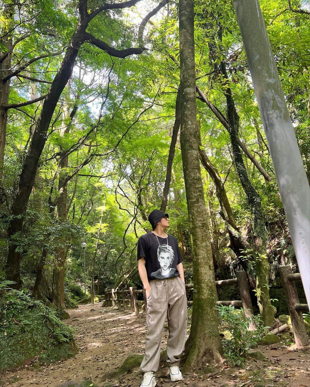 ミッチーのインスタグラム：「気持ちいい〜〜🌳幸せ！  毎日暑いからさ、 涼しくなる川のせせらぎ動画載せておくよ〜」