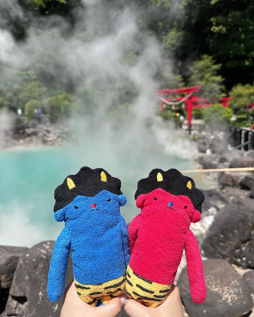リー・ジャーインさんのインスタグラム写真 - (リー・ジャーインInstagram)「來到九州福岡一定要去的景點就是♨️別府地獄溫泉♨️啦！  起初以為這裡是可以泡湯的地方 後來才知道是「觀賞型溫泉」😅  因為泉質特殊的關係 別府地獄溫泉呈現多樣鮮豔的色澤 不只是一般溫泉的混濁色 甚至有紅色、藍色、白色、綠色  泉水溫度高達近100度 所以溫泉表面會冒出大量霧氣 現場看非常漂亮！仙氣森林的感受  我最震撼的是間歇溫泉「龍捲地獄溫泉」👍🏻 世界少有的間歇性噴發溫泉在九州別府就能看到 所有遊客坐等它隨時噴發！ 當泉水漸漸往上越噴越高時 真的非常非常壯觀！看得我目瞪口呆🤩  在別府地獄溫泉也可以搭區間巴士觀光 如果時間只有半天 推薦大家一定要去龍捲溫泉和血之溫泉看看 或是花一天時間慢慢逛「地獄」囉！😝  #今晚9點YT上新片」7月16日 22時01分 - junoohknow