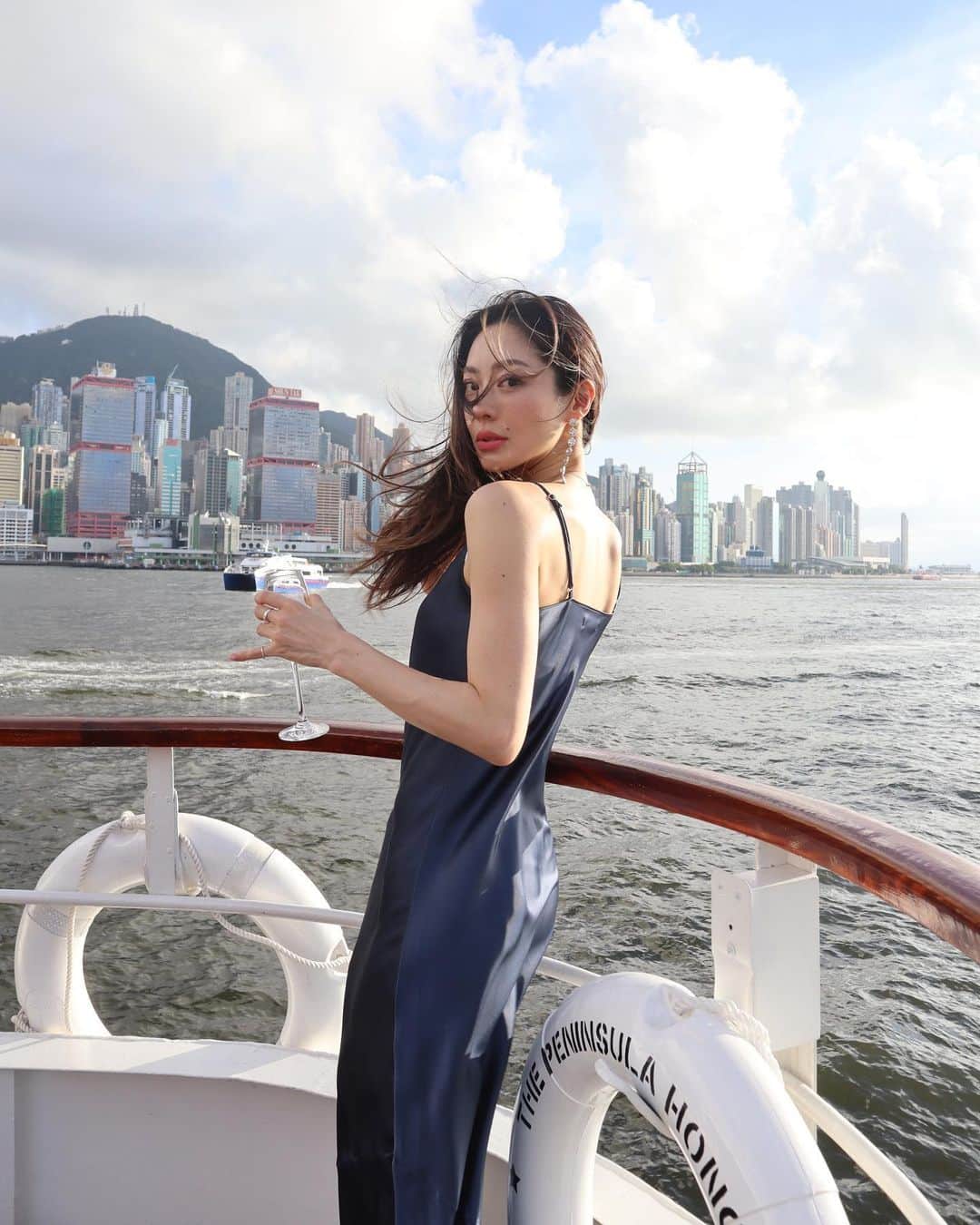 松岡李那のインスタグラム：「⛴️🥂💙☀️ むっちゃカッコつけてるけど 小指立ってるんよ😂」