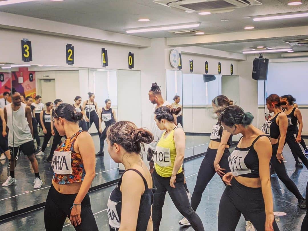 のインスタグラム：「. 7月2日から7月9日まで Dance International Program🌏 通称DIPが開催されていました！ . 今回はYancy先生にお越しいただき、ダンス歴史、HIPHOPカルチャーを学びました❗️❗️ そして代表的なステップを基礎からしっかり教えていただき、本場のダンスに触れることが出来ました❗️🔥 . DIPもオンラインから対面になり、ますます盛り上がりを見せています❗️👏 . これからも世界中のトップダンサーをお招きして更にみんなのダンスをレベルアップしていきます❗️✨  #tsmshibuya#datokyo#dancer#student#portrait#dance#actor#voiceactor#musictechnology#vocal#musician#concert#musicbusiness#shibuya#tokyo#高3#高2#fashion#dream #ダンサー#ダンス#俳優#声優#クリエイター#ミュージシャン#渋谷」