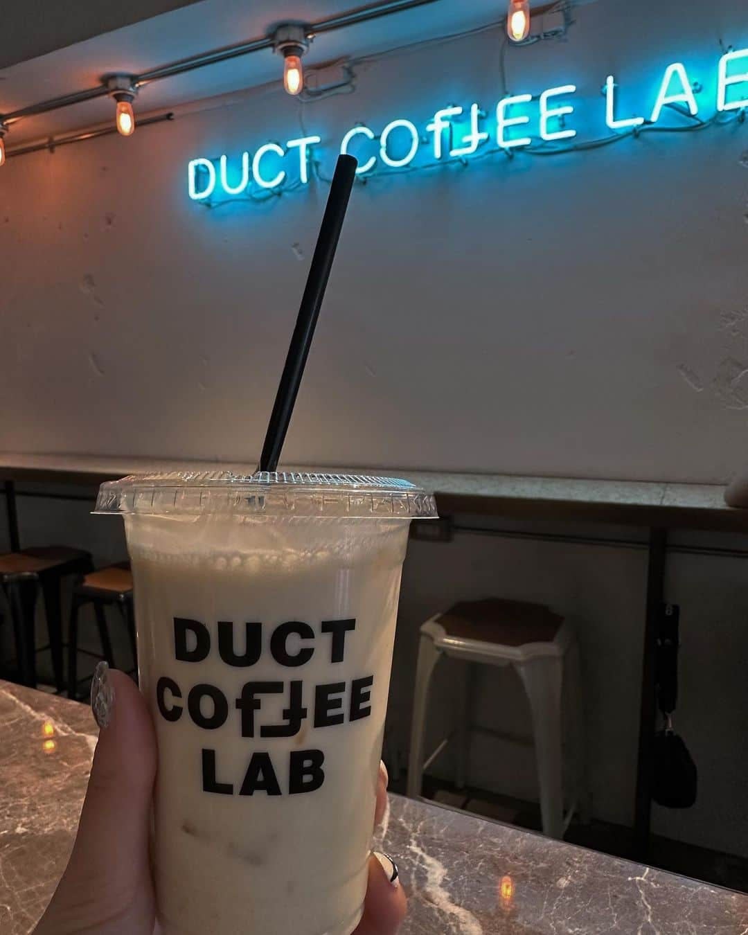 松井貴香のインスタグラム：「.  最近は @duct_coffee_lab の バナナジュースがお気に入りです🍌🍌  最近暑いからジュース求めがちだ🐷…  それを少しでもカバーする為に、 (その倍食べ飲みしてるかもだけど🤫) キックボクシングとピラティスも 変わらず楽しく続けております🥊  @yuutarouyamauchi さんのキックボクシングは 足プルプルなるくらいの筋トレもしてくれるから 動画もだけど後半いつもへろへろ🫠🫨笑  @quinbelle_omotesando での定期的な美容鍼では むくみと偏頭痛を無くしてもらって感謝🙏  水着着る予定でも作って もっと気合い入れないとやな〜🏊‍♀️  .」