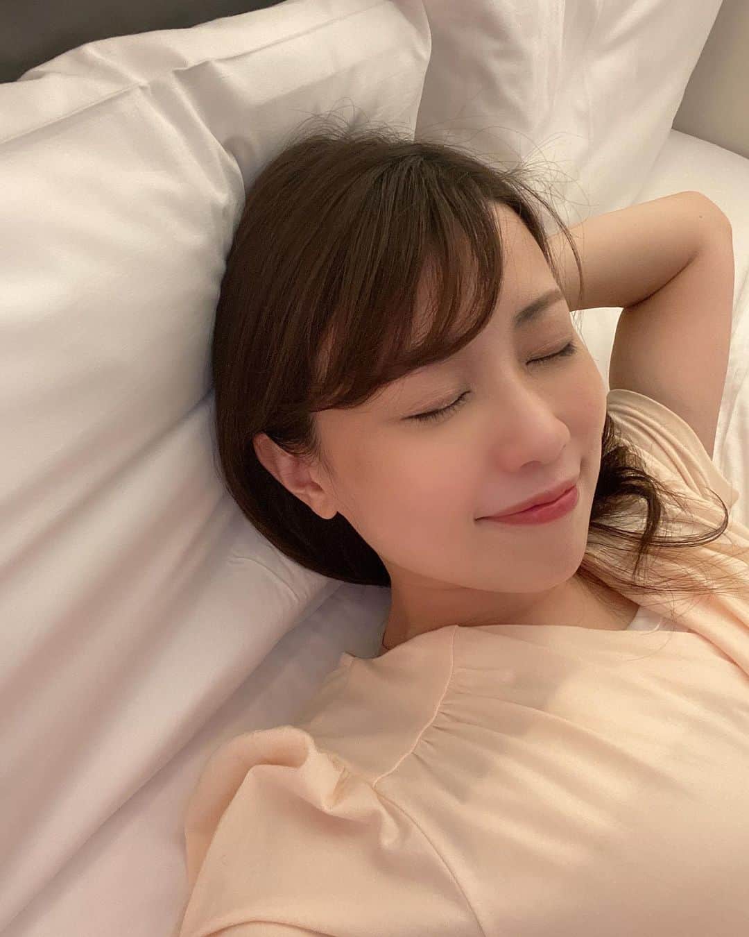 道岡桃子のインスタグラム：「おやすみなさい⭐😴💤  ファンクラブに入ってくださった方、  ありがとうございます‼️  幸せものです🥰  まだの方は三連休にぜひ❤️笑  #ファンクラブ #三連休  #おやすみなさい #引きこもり #goodnight #holiday」