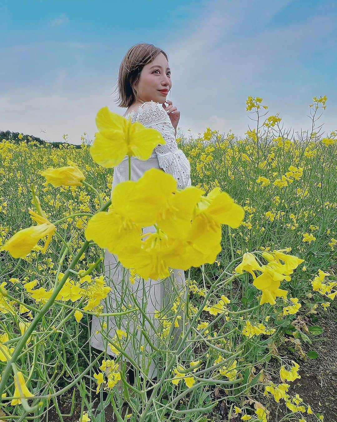 和希詩織さんのインスタグラム写真 - (和希詩織Instagram)「#菜の花畑  黄色い絨毯🌼🌼 北海道最高〜✈️   📍北海道(安平町) 目の前に道の駅あびら 📸6月初旬 . . 道の駅あびらでのソフトクリーム🍦 . . かなり穴場だったので時期を狙ってオススメです✨ . . . .  #道の駅　#北海道　#菜の花畑 #北海道旅行 #たびすたぐらむ #たびじょ #旅したくなるフォト #おでかけスポット #はなまっぷ #はなすたぐらむ #花のじゅうたん #はなふぉと #genic_japan #旅スタグラム #shein購入品 #sheinコーデ」7月16日 22時07分 - kazukishiori