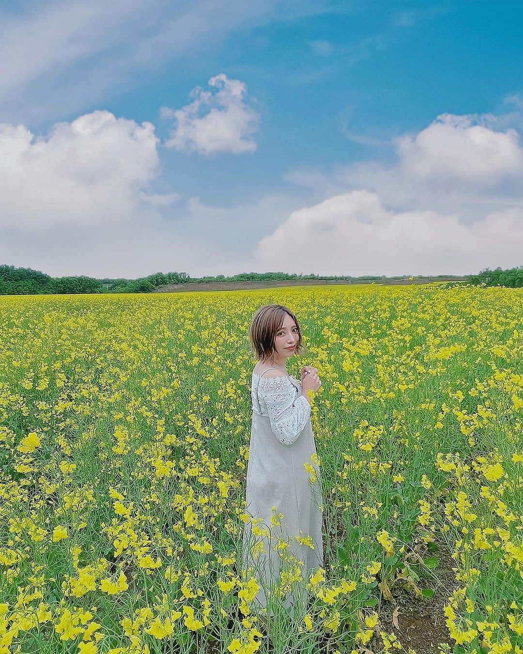 和希詩織のインスタグラム：「#菜の花畑  黄色い絨毯🌼🌼 北海道最高〜✈️   📍北海道(安平町) 目の前に道の駅あびら 📸6月初旬 . . 道の駅あびらでのソフトクリーム🍦 . . かなり穴場だったので時期を狙ってオススメです✨ . . . .  #道の駅　#北海道　#菜の花畑 #北海道旅行 #たびすたぐらむ #たびじょ #旅したくなるフォト #おでかけスポット #はなまっぷ #はなすたぐらむ #花のじゅうたん #はなふぉと #genic_japan #旅スタグラム #shein購入品 #sheinコーデ」