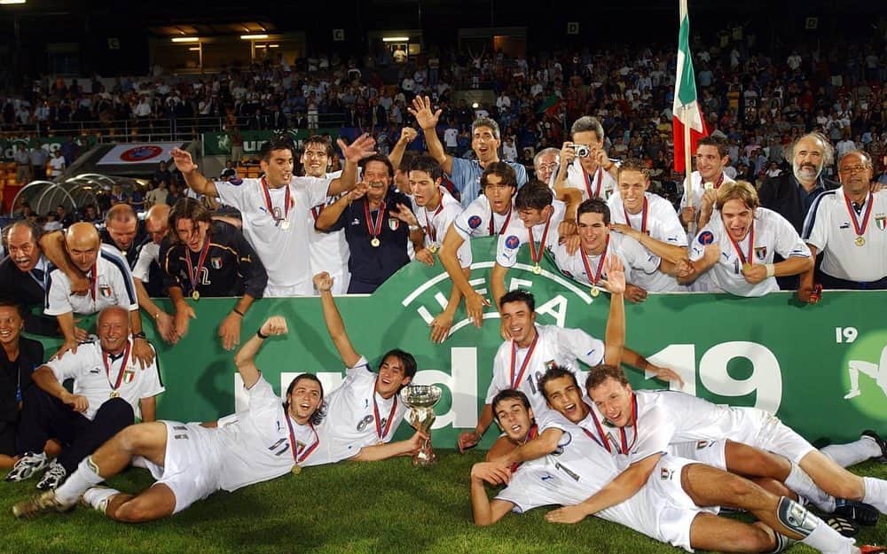 のインスタグラム：「Mi emoziono ancora oggi al solo ricordo di quella notte avvenuta 20 anni fa: la vittoria dell'Europeo U19 contro il Portogallo (caso vuole lo stesso vostro avversario).  I festeggiamenti in campo, l'abbraccio caloroso con la mia famiglia in tribuna... fu il mio primo trionfo internazionale.  Ragazzi, capisco perfettamente cosa state provando in questo momento: le emozioni, la tensione, l'attesa.  Affrontate questa finale con un sorriso sul volto e gustatevela appieno, perché fino ad ora avete compiuto qualcosa di straordinario. 🇮🇹  #U19EURO」