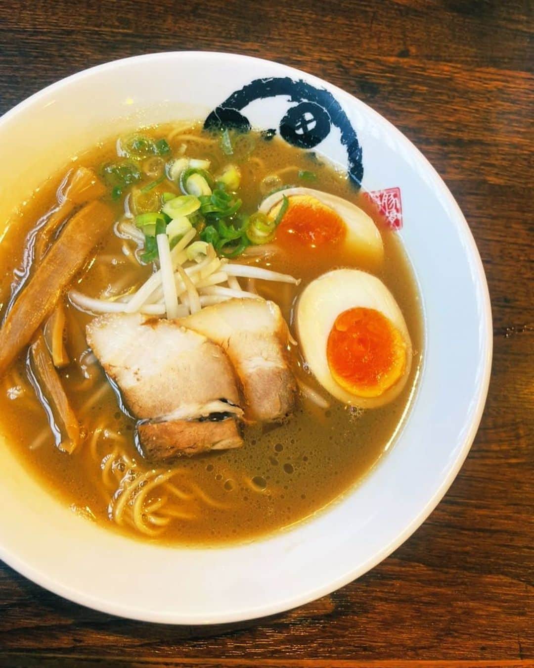 和田美枝さんのインスタグラム写真 - (和田美枝Instagram)「ビガちゃん、まっちゃん、あごさんと。  とろサーモン村田さんのお兄さんのお店『中華そば村田商店』さんへ。  おつゆで米いける〰️ って言っちゃうくらいずっと美味しかった🍜🍚  #徳島 #仕事終わり #食後のラーメン #中華そば村田商店」7月16日 22時11分 - miewada