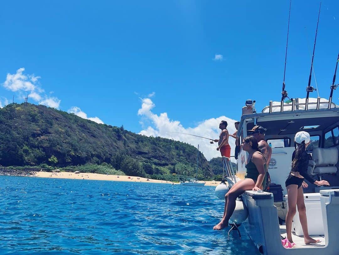 西山美希子さんのインスタグラム写真 - (西山美希子Instagram)「船をチャーターして頂いて　 ハワイの大海原へ　 シュノーケリングして 数えきれないほど沢山の魚と泳いで 船の屋根から海に飛び込んで 釣りもして 岩場まで泳いで岩からジャンプして 船の周りにはイルカが泳いでて🐬 最高すぎる時間でした こんな経験は何よりも貴重😌」7月16日 22時14分 - mariaclove