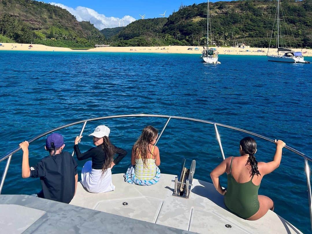 西山美希子さんのインスタグラム写真 - (西山美希子Instagram)「船をチャーターして頂いて　 ハワイの大海原へ　 シュノーケリングして 数えきれないほど沢山の魚と泳いで 船の屋根から海に飛び込んで 釣りもして 岩場まで泳いで岩からジャンプして 船の周りにはイルカが泳いでて🐬 最高すぎる時間でした こんな経験は何よりも貴重😌」7月16日 22時14分 - mariaclove