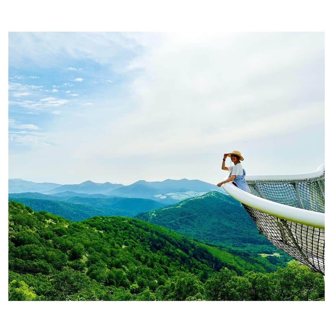 古川美有さんのインスタグラム写真 - (古川美有Instagram)「雲海テラス☁️  少し前の、道央旅ふりかえり③  すこし遠かったけど、富良野から車でトマムまで。 朝3時に起きるとかは無理で笑、到着したの7時くらいだったけれど、遠くにほんの少しもこもこした雲海も見れました☁️ 高いところからの景色は圧巻で、雲海なくても全然楽しめた◎ #北海道旅行 #トマム #星野リゾート #雲海テラス」7月16日 22時14分 - miyukogawa