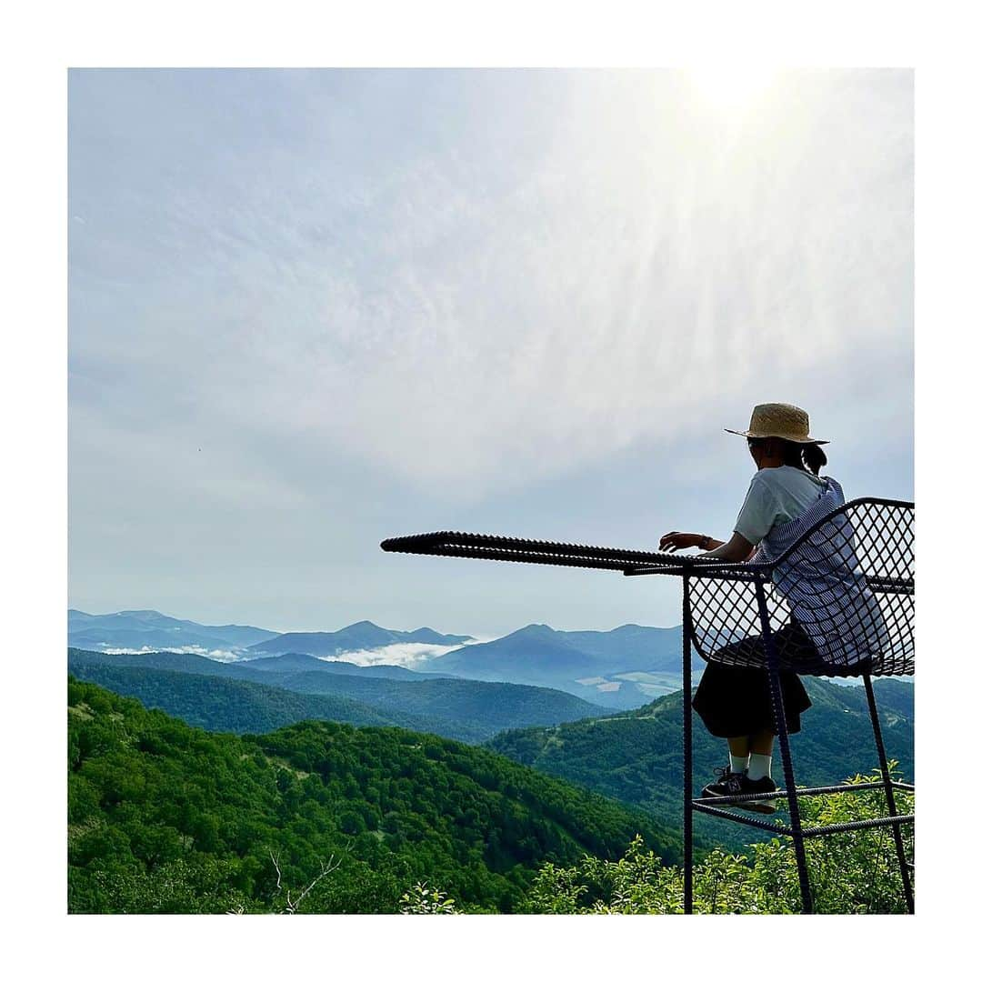 古川美有さんのインスタグラム写真 - (古川美有Instagram)「雲海テラス☁️  少し前の、道央旅ふりかえり③  すこし遠かったけど、富良野から車でトマムまで。 朝3時に起きるとかは無理で笑、到着したの7時くらいだったけれど、遠くにほんの少しもこもこした雲海も見れました☁️ 高いところからの景色は圧巻で、雲海なくても全然楽しめた◎ #北海道旅行 #トマム #星野リゾート #雲海テラス」7月16日 22時14分 - miyukogawa