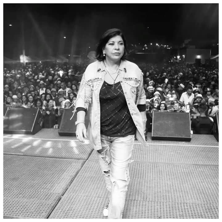 Roberta Mirandaのインスタグラム：「Obrigada mais uma vez público lindo da cidade Santa Maria de Boa Vista PE. A “ AERTE” não envelhece , melhora! Se basta !  Quando se tem PaIXAO pelo que faz tudo se renova  Tá aí a prova o que é um ARTISTA com 37 anos de carreira levando um público extraordinário que canta do começo ao fim sucessos !  Isto é “ARTE”」