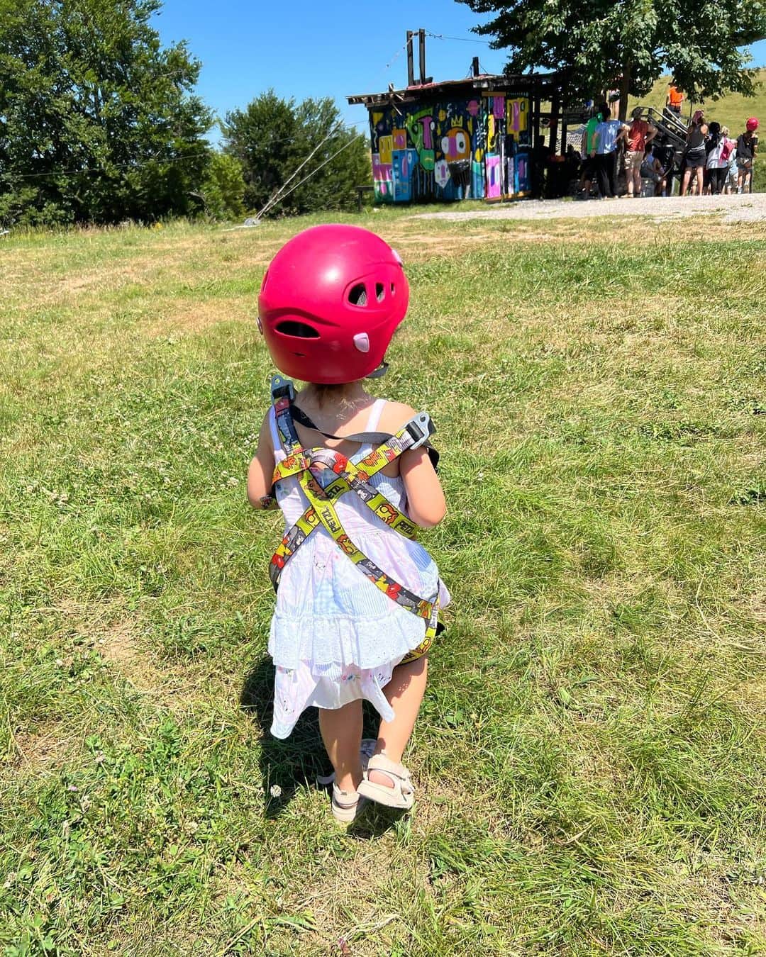 エディン・ジェコのインスタグラム：「Always the best fun at @javorovdo.ba 😍🍀🌲🌿🪵🌸☀️ Thank youuuuu friends ❤️」