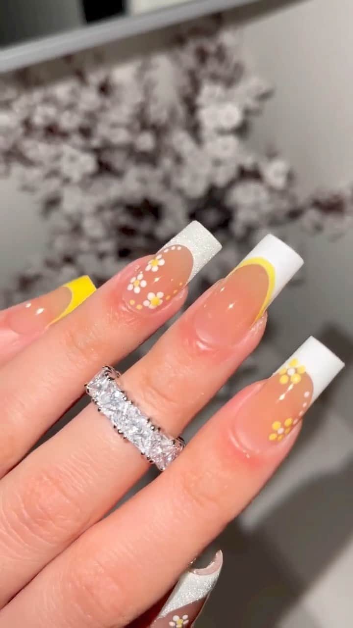 SHEINのインスタグラム：「Flower power but make it ✨ SPARKLE ✨ @elennailedit  #SHEINinspo」