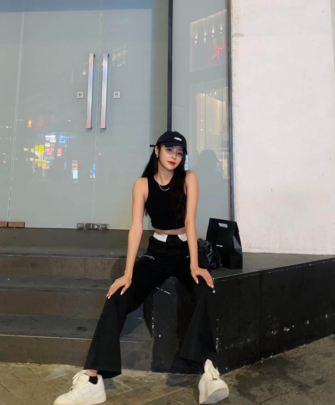 エルキーのインスタグラム：「🍣😋🖤」