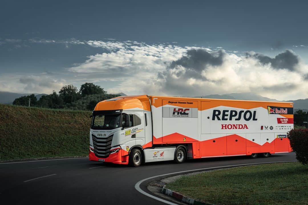 レプソル・ホンダのインスタグラム：「Just sitting here, thinking about hitting the road again 🚚  @iveco」