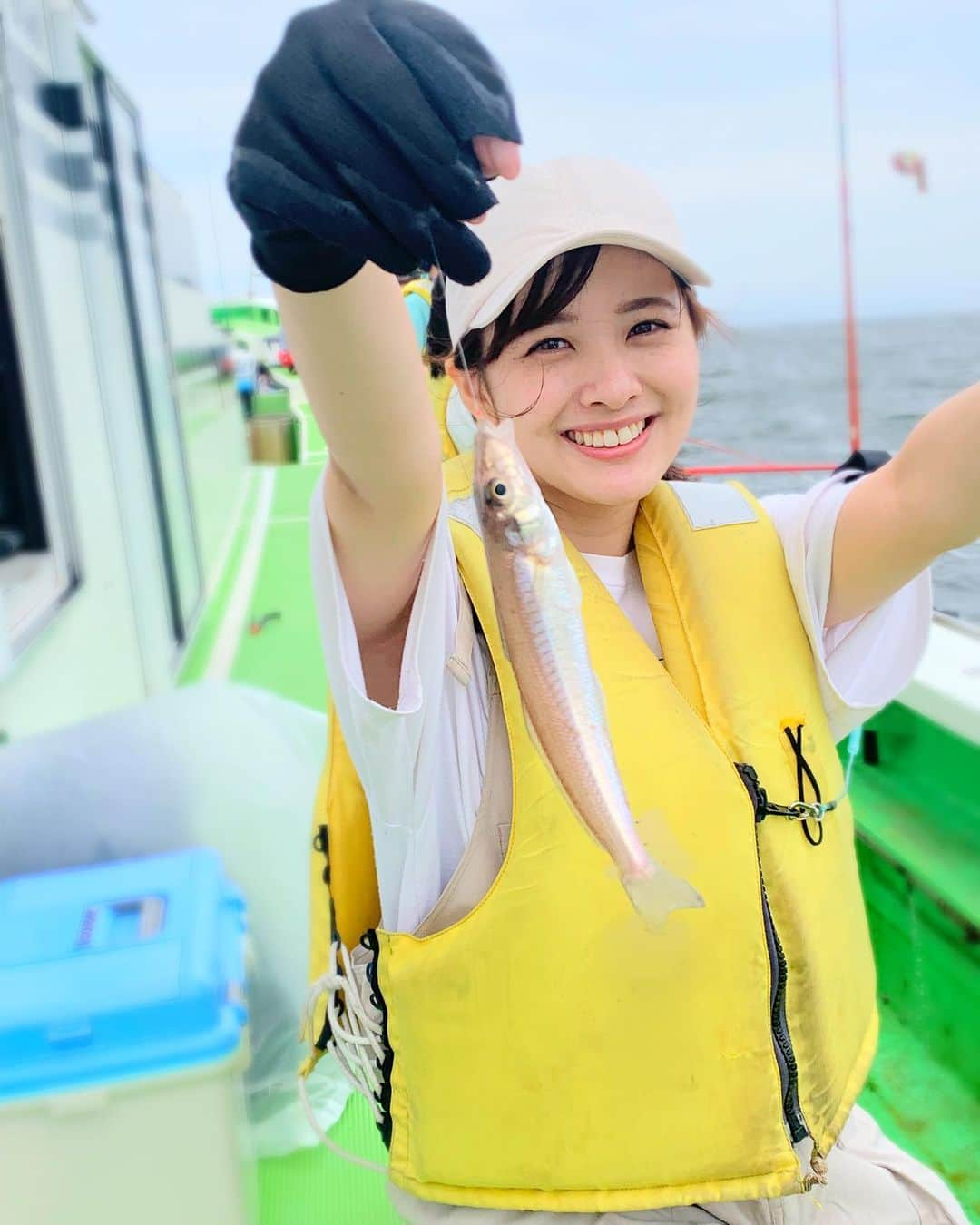 河出奈都美のインスタグラム：「. 日焼けの答えは、「釣り」でした🎣  グローブと手袋の間だけ肌が出ていたので 変な焼け方になったというわけでした🙂  やっぱりキス釣りは誘いながらやるのが楽しい！ 昔から好きです☺️ アジ釣りもしたんですが 活性が悪くて、1匹も釣れなかった…。 なので、釣船の方がおすそ分けしてくれました🥲  それにしても、16年前からあまり変わってない自分。笑 帽子の色も一緒😂  #釣り #釣りガール #釣り好き #キス釣り #船釣り  #記念すべき #200投稿目 #日本テレビ #アナウンサー #河出奈都美」