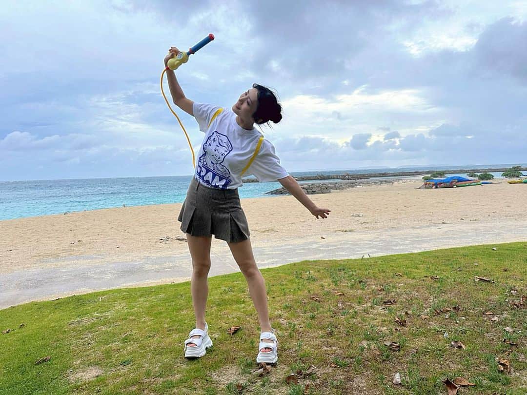 根岸愛さんのインスタグラム写真 - (根岸愛Instagram)「🔫✨🔫 . 夏だ🥺🫶  すみっコぐらしは ぺんぎん？さん推し💕 #sea #okinawa #summer #沖縄 #水鉄砲 #すみっコぐらし」7月16日 22時24分 - negishiai927
