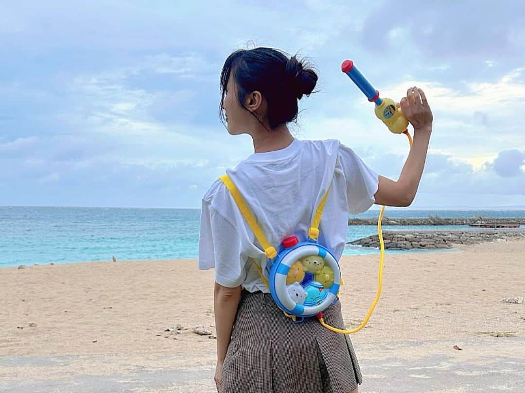 根岸愛さんのインスタグラム写真 - (根岸愛Instagram)「🔫✨🔫 . 夏だ🥺🫶  すみっコぐらしは ぺんぎん？さん推し💕 #sea #okinawa #summer #沖縄 #水鉄砲 #すみっコぐらし」7月16日 22時24分 - negishiai927