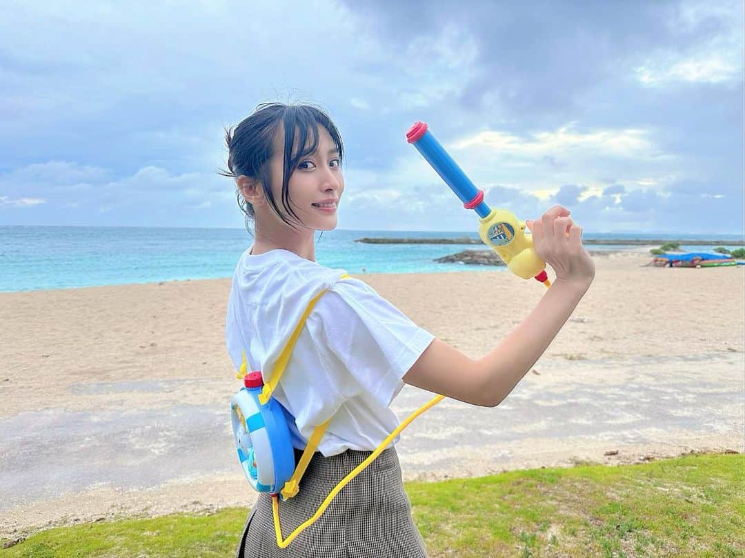 根岸愛のインスタグラム：「🔫✨🔫 . 夏だ🥺🫶  すみっコぐらしは ぺんぎん？さん推し💕 #sea #okinawa #summer #沖縄 #水鉄砲 #すみっコぐらし」