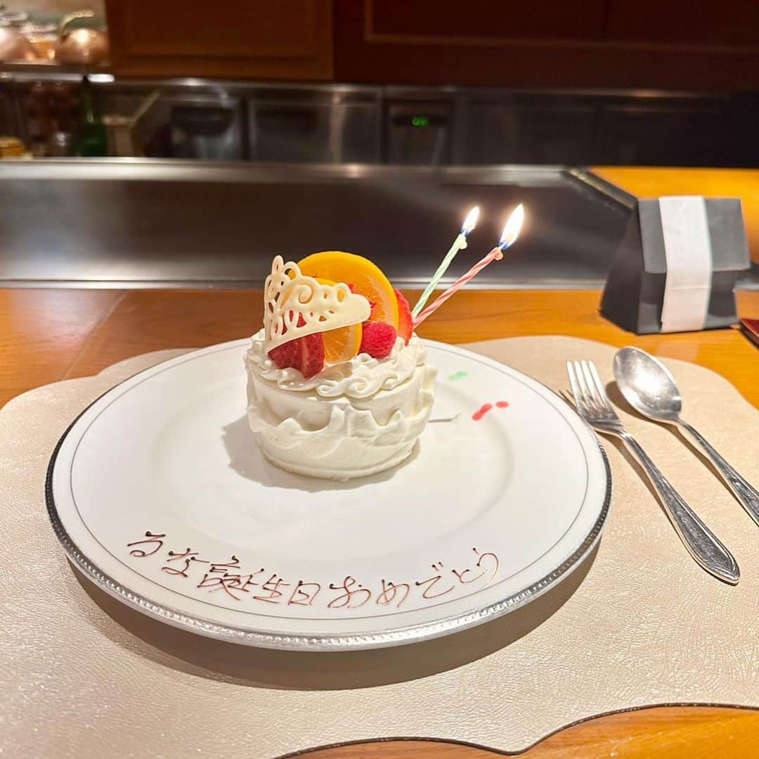 漆畑瑠菜のインスタグラム：「本日誕生日でした!!🎂  もう23歳🥲アラサーに少しずつ近づきます💦  前日は同窓会もありとっても充実した日々になりました!!💖 久々会えたら皆相変わらず可愛くてテンション高くて 楽しかった!!🏀また皆で会えますように🍀 幼馴染はもちろんイツメン大好き🫶  同じ地元で仲良くしてくれた友達 17LIVEで出会ってくれたリスナーさん 舞台で知ってくれた方々 出会ってくれた全ての方に感謝です。 23歳の私はもっともっと成長できるように 配信も女優業も頑張っていきたいと思います。 地道にマイペースに進んでいきます。 皆様これからも暖かい応援よろしくお願いします。  ・ #誕生日#0716#23歳#00  #バースデープレート #銀座#鉄板焼き  #同窓会  #ライバー#舞台#新人女優」